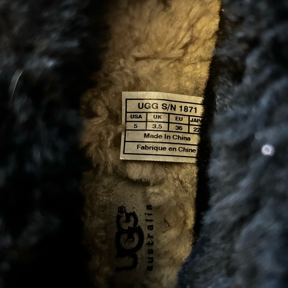 Ugg size 5 slip ons - Picture 3 of 3